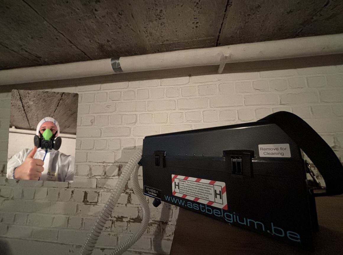 Asbest expert aan het werk